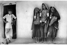 Een jongen en drie meisjes uit de Chamar-gemeenschap, Kutch, Guj