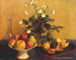 Stilleven. Bloemen, fruitschaal en kruik