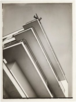 Xanti Schawinsky op een Bauhaus-balkon