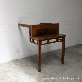 Tafel met twee poten aan de muur