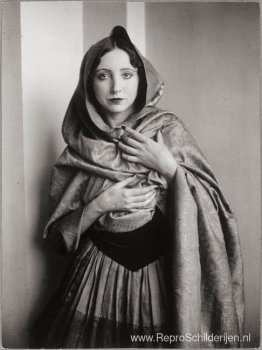 Anaïs Nin gedrapeerd in een sjaal