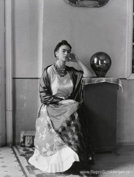 Frida met Globe, Coyoacan, Mexico