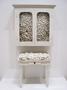 Witte kast en witte tafel