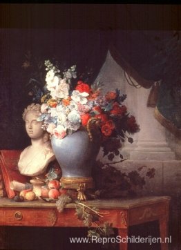 Vaas met bloemen met een buste van Flora