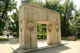 The Gate of Kiss (onderdeel van het Sculpturale Ensemble in Târg