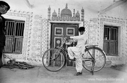 Een jongen met een fiets in Dhordo, Gujarat