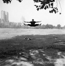 New York (man doet splitsingen in de lucht)